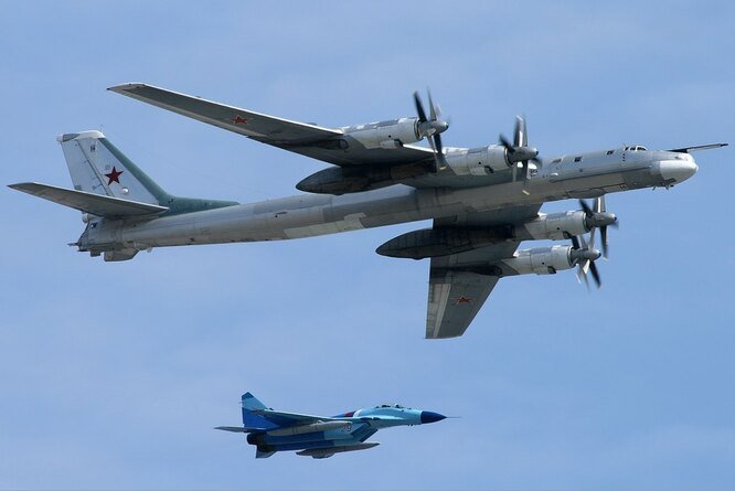 Strategic bomber Tu-95 photo